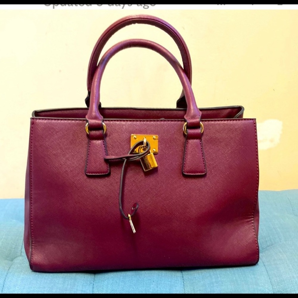 Lovely satchel, EUC